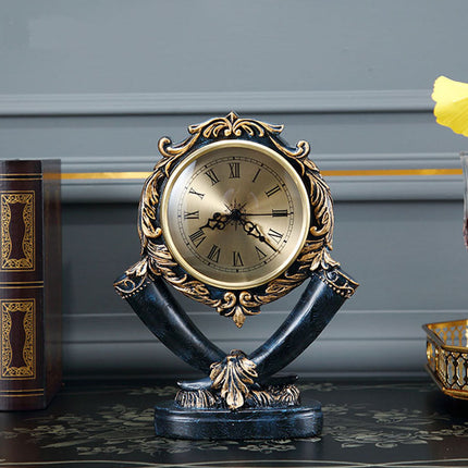 Ozdobny złoty zegar stołowy w stylu retro