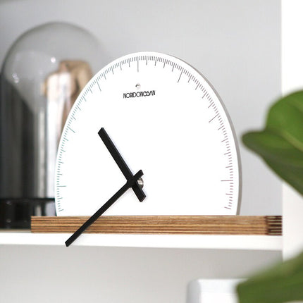 Półokrągły zegar na półkę skandynawski