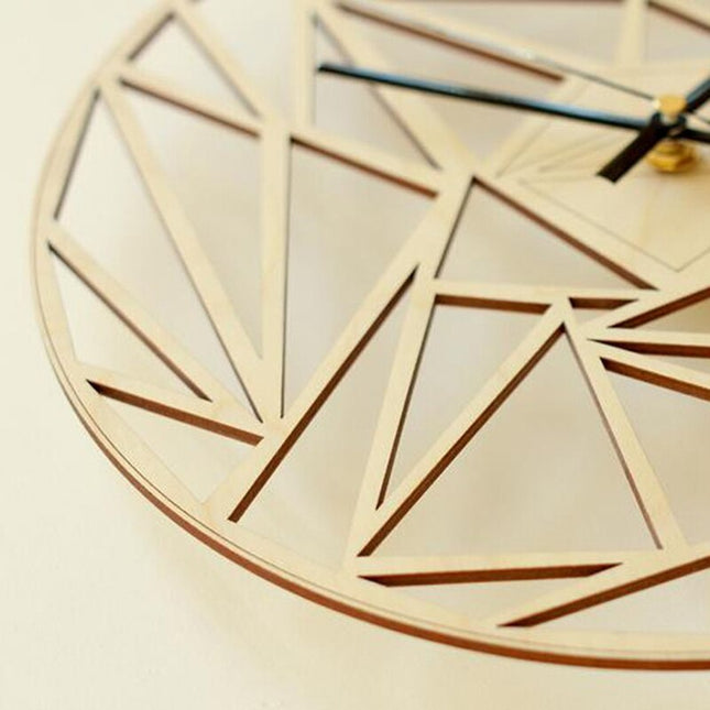 Szary drewniany zegar geometryczny ażurowy