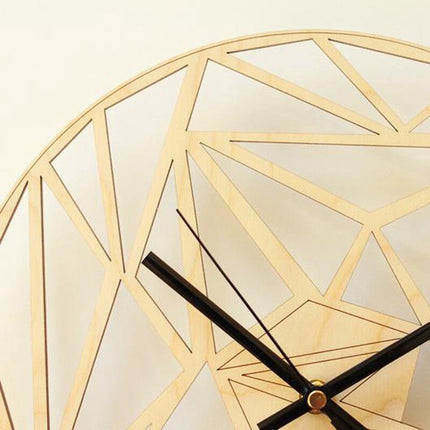Szary drewniany zegar geometryczny ażurowy
