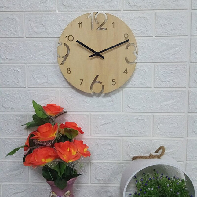 Drewniany zegar ścienny z dużymi cyframi