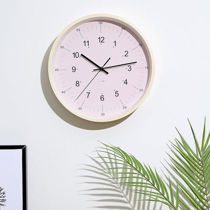 Pastelowy zegar ścienny w drewnianej ramie