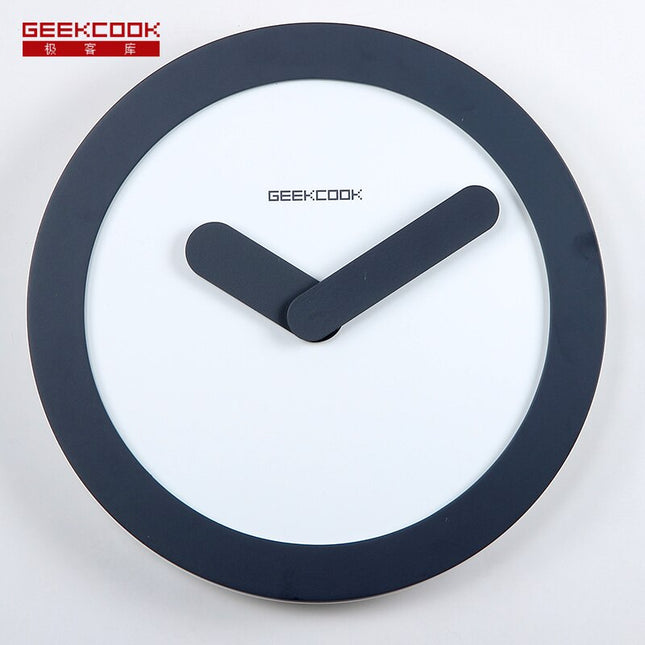 Minimalistyczny zegar z grubymi wskazówkami