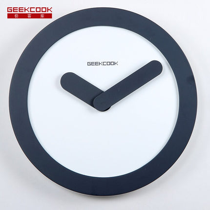 Minimalistyczny zegar z grubymi wskazówkami