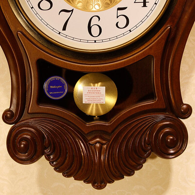 Antyczny drewniany zegar z wahadłem