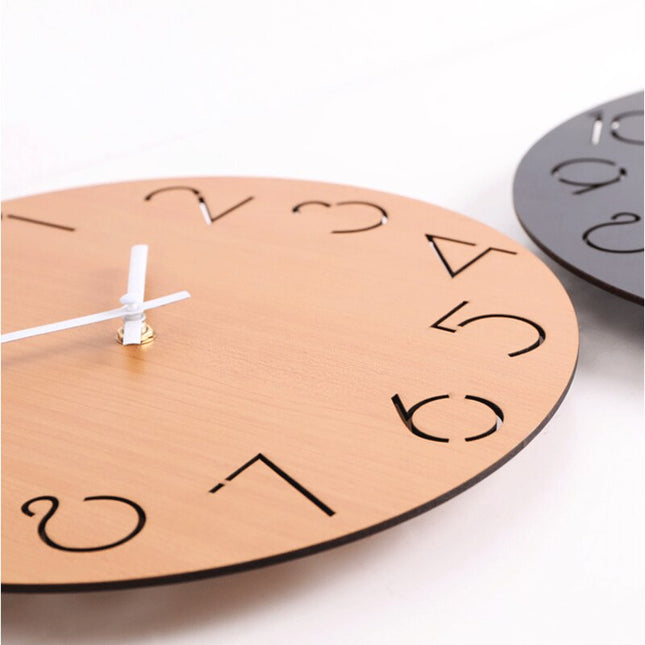 Czarny okrągły zegar drewniany na ścianę