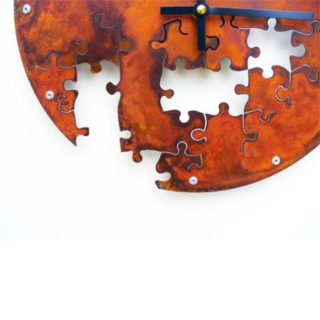 Okrągły zegar ścienny puzzle z rdzą