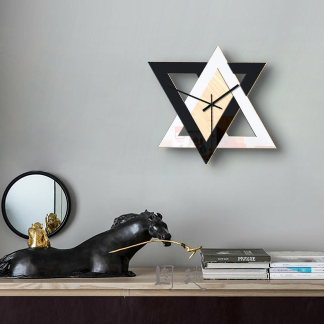 Zegar ścienny w kształcie trójkąta nowoczesny