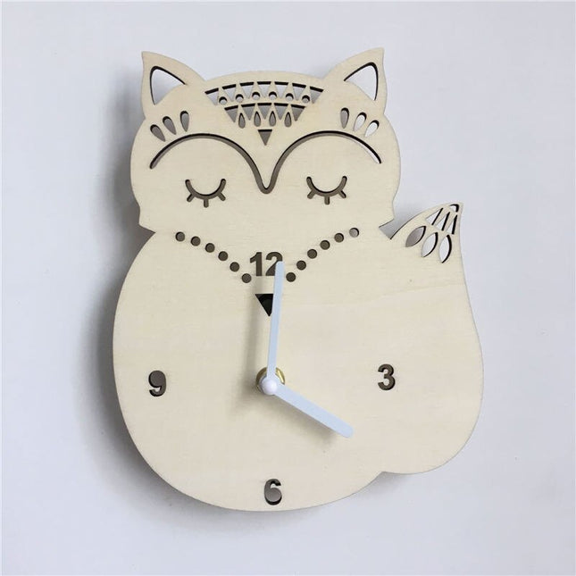 Drewniany zegar ścienny w kształcie sowy