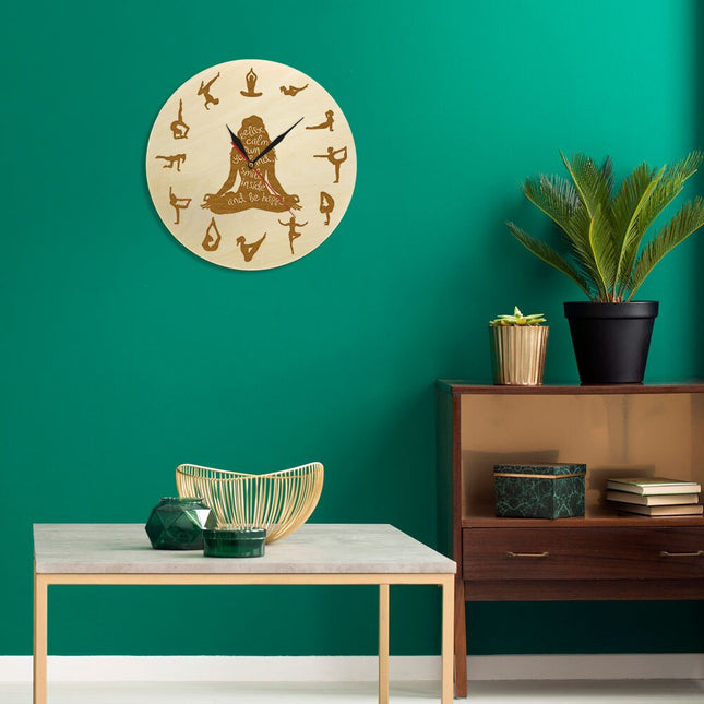 Drewniany zegar ścienny z pozycjami jogi