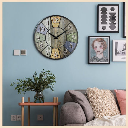 Drewniany zegar ścienny w stylu vintage