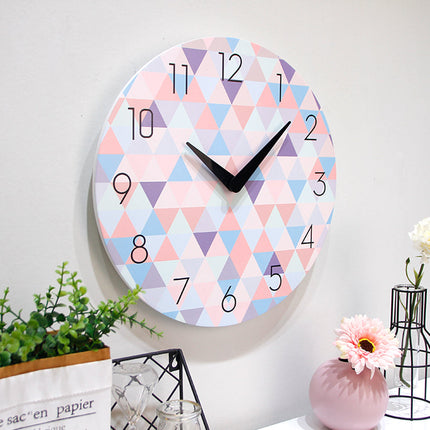 Nowoczesny zegar z geometrycznym wzorem