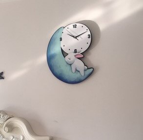 Drewniany zegar dziecięcy z królikiem