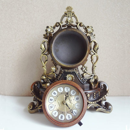 Złoty zegar stołowy w stylu antycznym