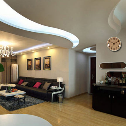 Drewniany zegar z wypukłymi cyframi