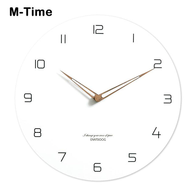 Okrągły zegar z bielonego drewna