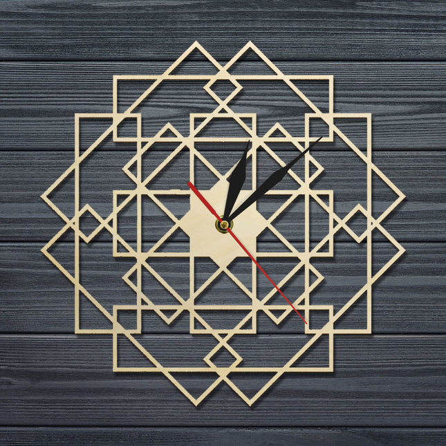 Drewniany ażurowy zegar geometryczny