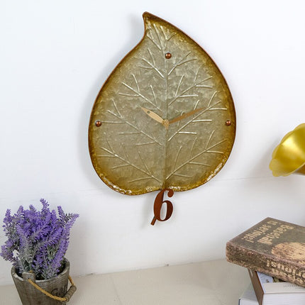 Zegar ścienny w kształcie liścia klonu