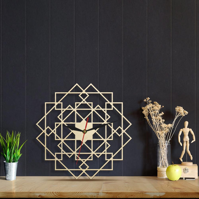 Drewniany ażurowy zegar geometryczny