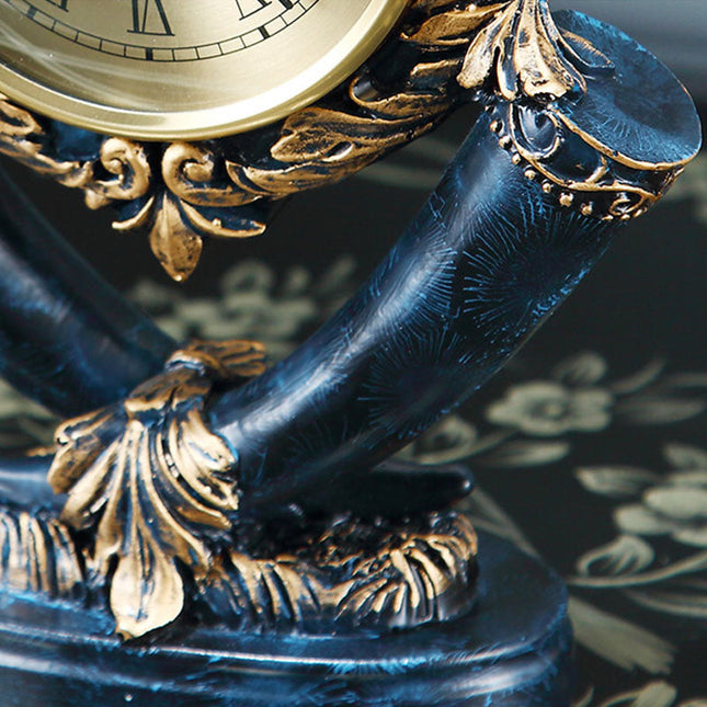 Ozdobny złoty zegar stołowy w stylu retro