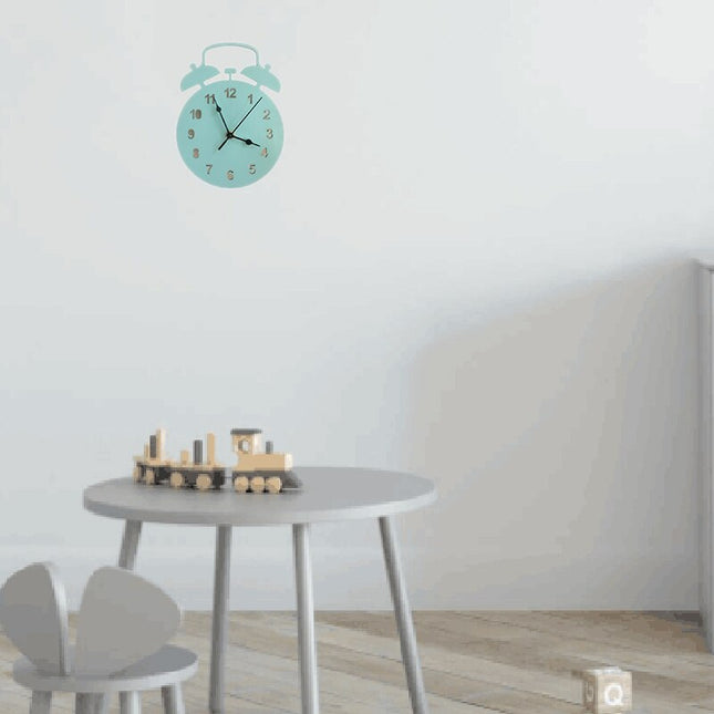 Drewniany zegar w kształcie starego budzika