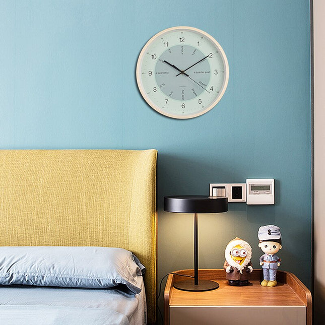 Pastelowy zegar ścienny w drewnianej ramie