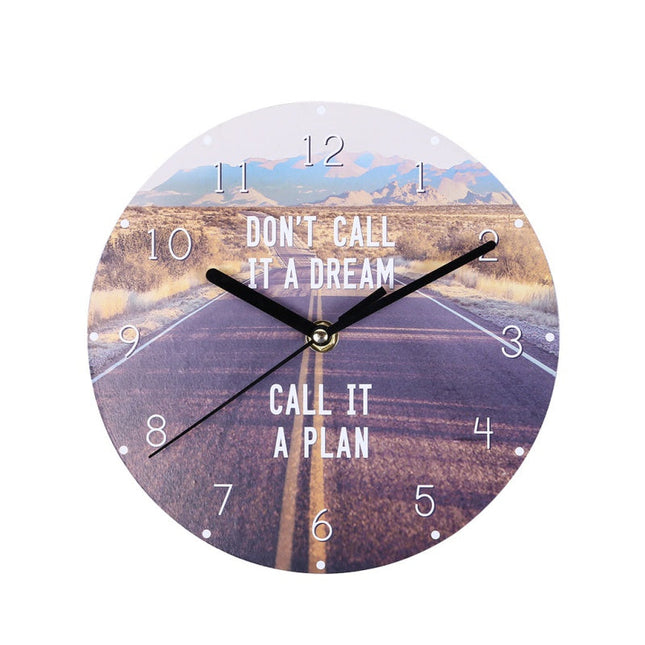 Drewniany zegar ścienny z motywującym napisem