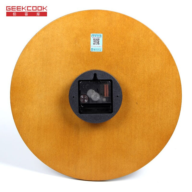 Minimalistyczny zegar z grubymi wskazówkami