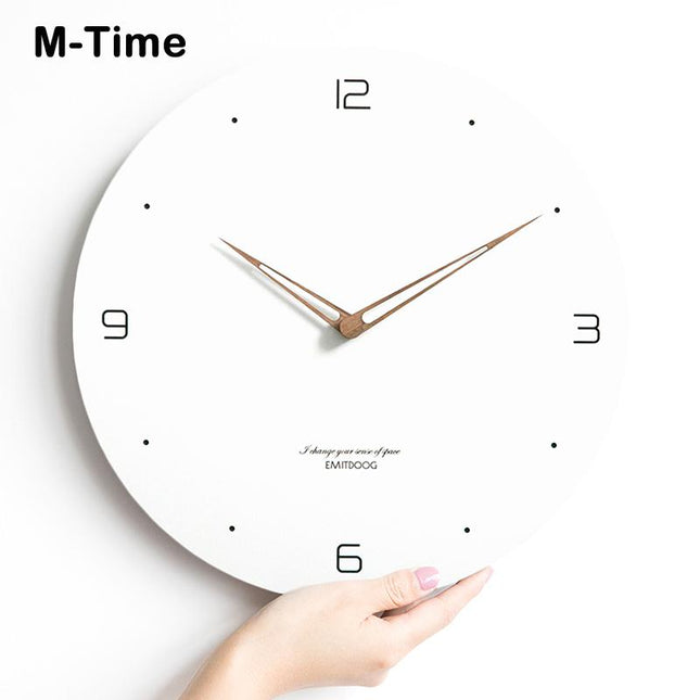 Okrągły zegar z bielonego drewna