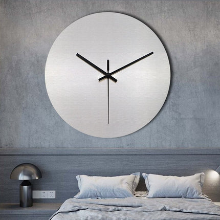 Nowoczesny zegar ścienny z efektem lustra