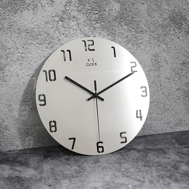 Prosty zegar ścienny ze szczotkowanego metalu