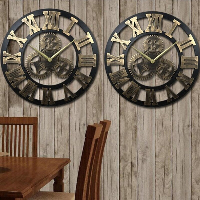 Industrialny zegar ścienny z widocznymi zębatkami