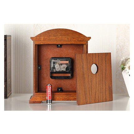 Klasyczny zegar kominkowy w drewnianej obudowie