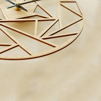 Drewniany ażurowy zegar ścienny geometryczny