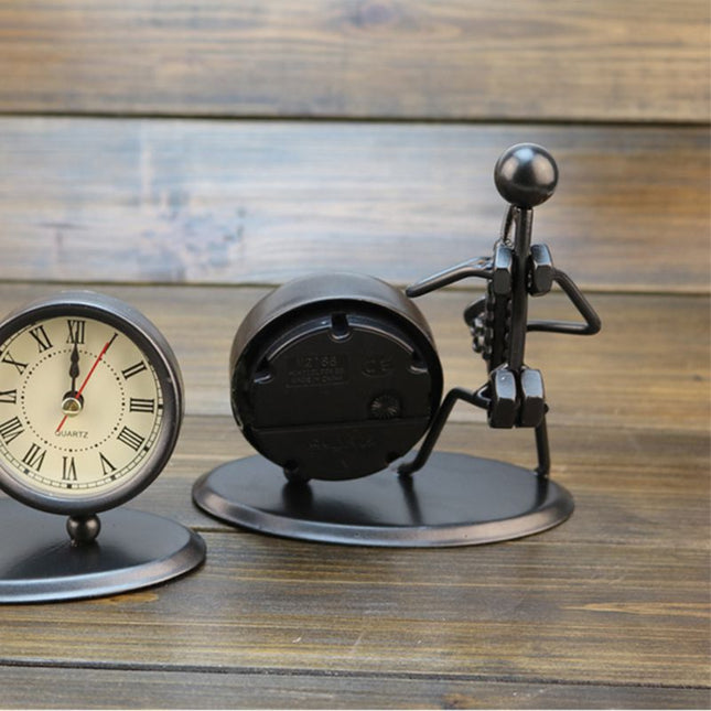 Metalowy zegar na biurko z figurką
