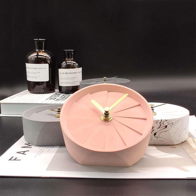 Mały nowoczesny zegar stołowy na biurko