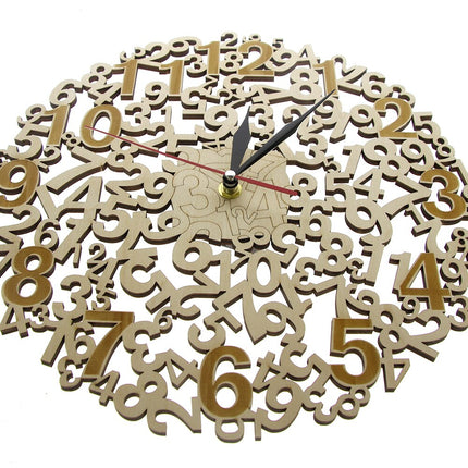 Ażurowy zegar ścienny z cyframi
