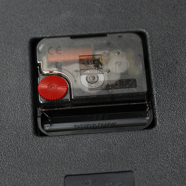 Okrągły zegar ścienny z żyrafą