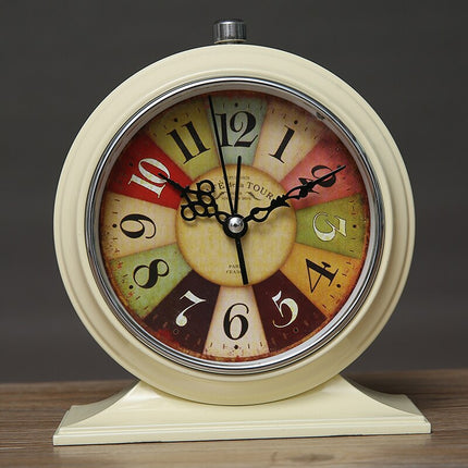 Klasyczny zegar stołowy w stylu retro