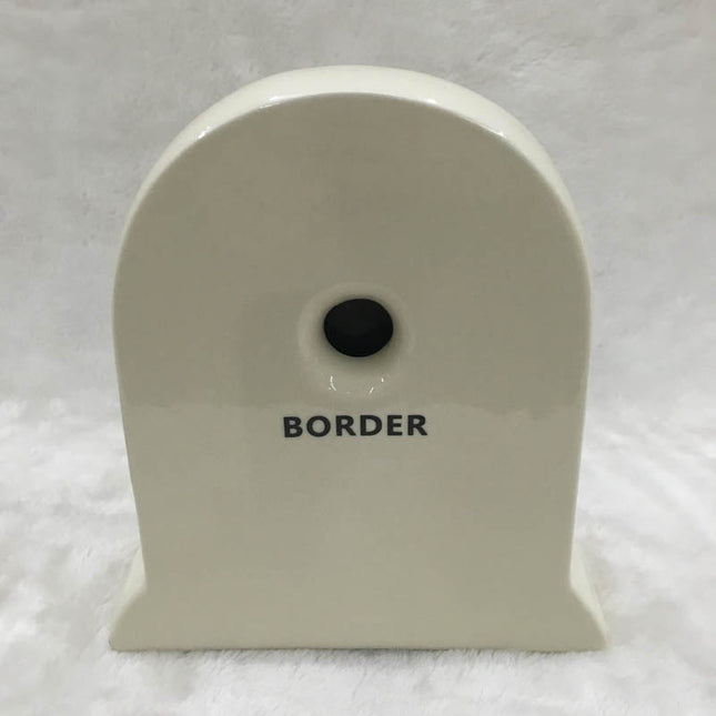 Elegancki biały zegar stołowy w stylu retro