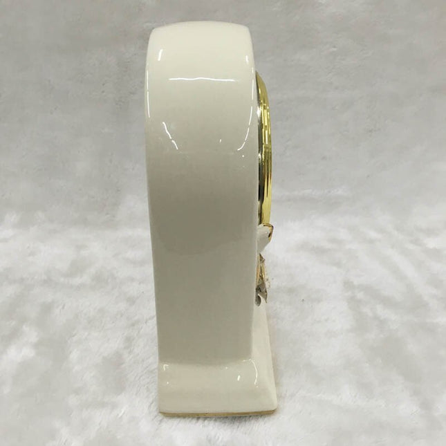 Elegancki biały zegar stołowy w stylu retro