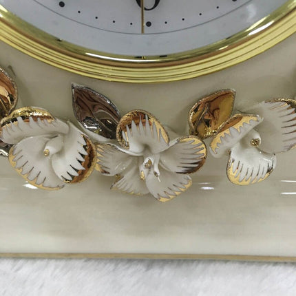 Elegancki biały zegar stołowy w stylu retro