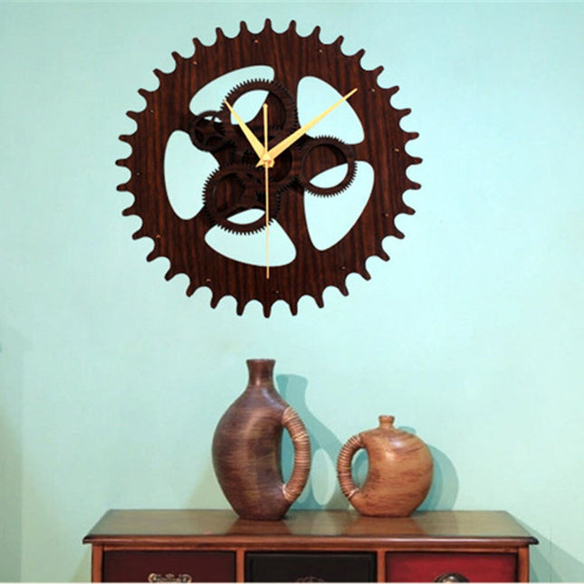 Drewniany zegar ścienny z mechanizmem zębatym