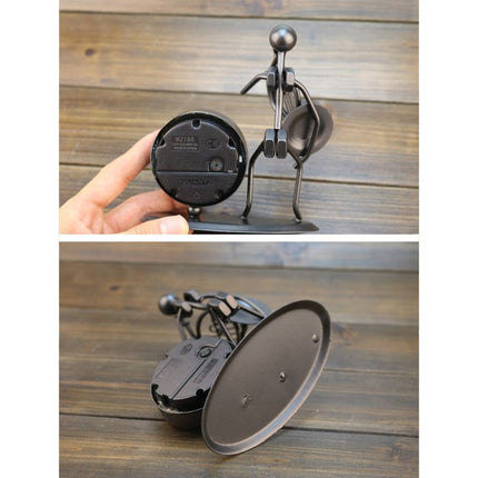 Metalowy zegar na biurko z figurką