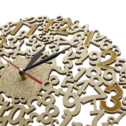 Ażurowy zegar ścienny z cyframi