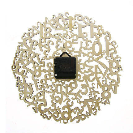 Ażurowy zegar ścienny z cyframi