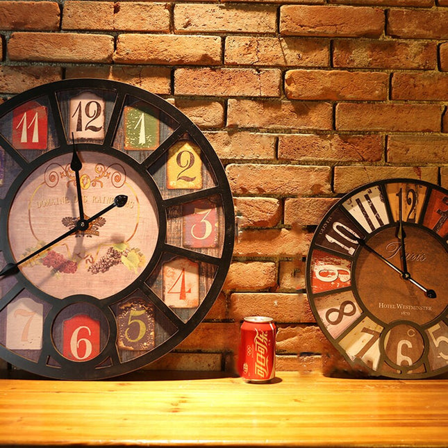 Ozdobny zegar ścienny w stylu vintage