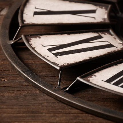 Duży zegar industrialny z cyframi rzymskimi