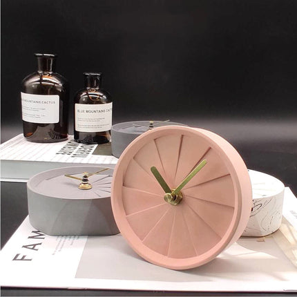 Mały nowoczesny zegar stołowy na biurko