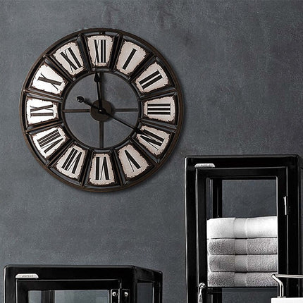 Duży zegar industrialny z cyframi rzymskimi